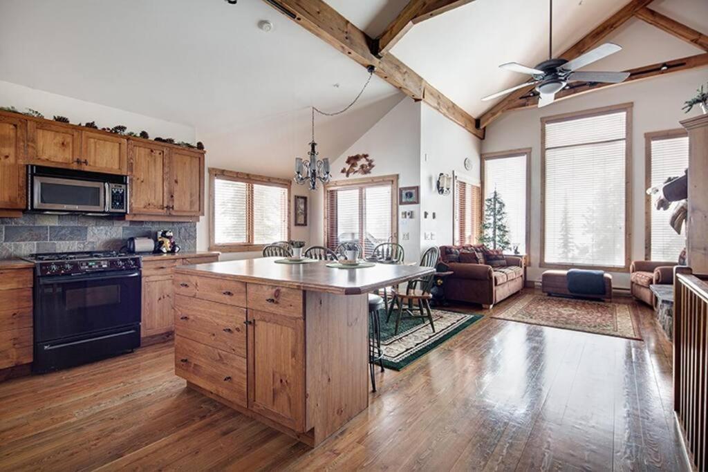 Snowy Bear Chalet W/ Hot Tub Big White Ski Resort Exterior foto